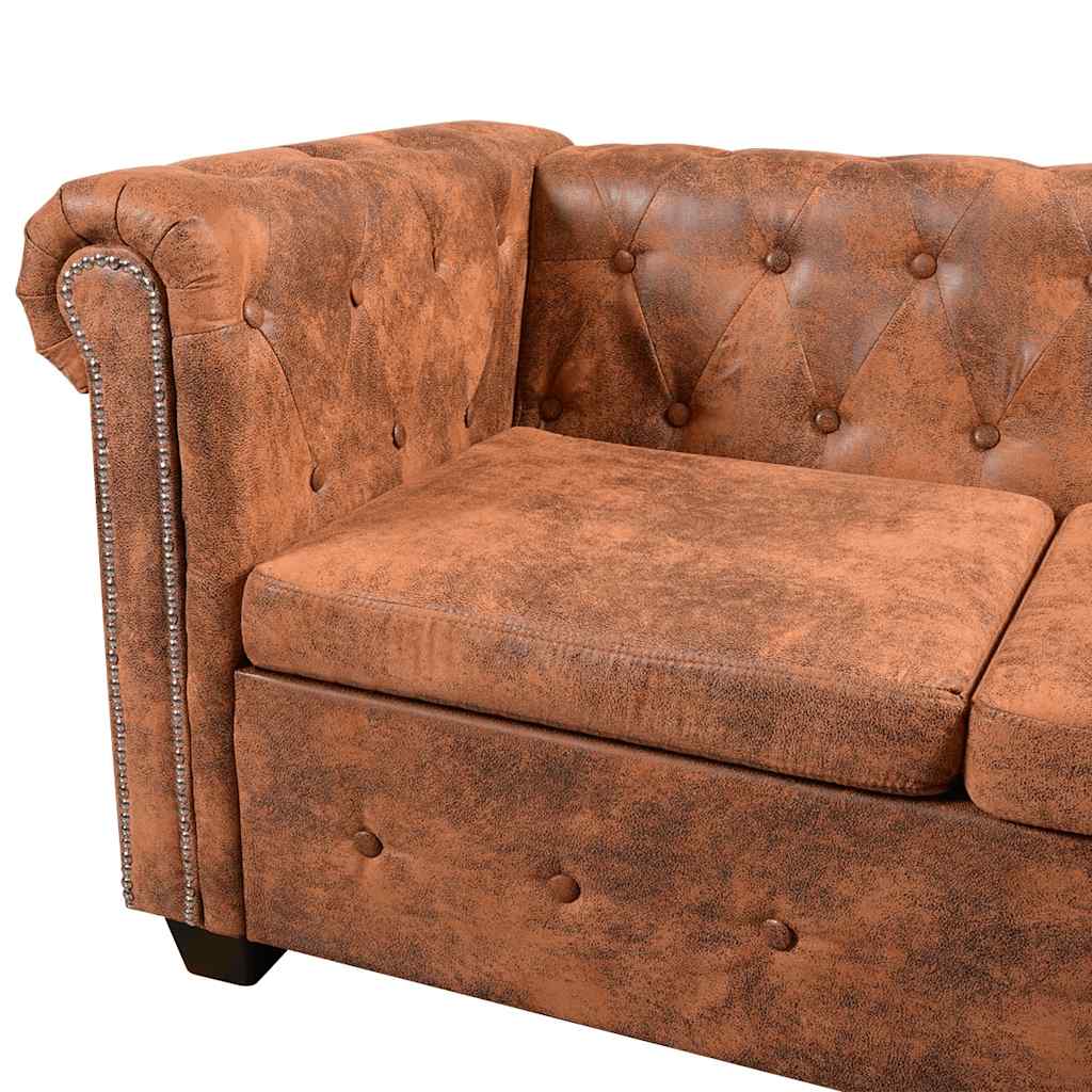 Capitonnage et finition cloutée du canapé Chesterfield en détail