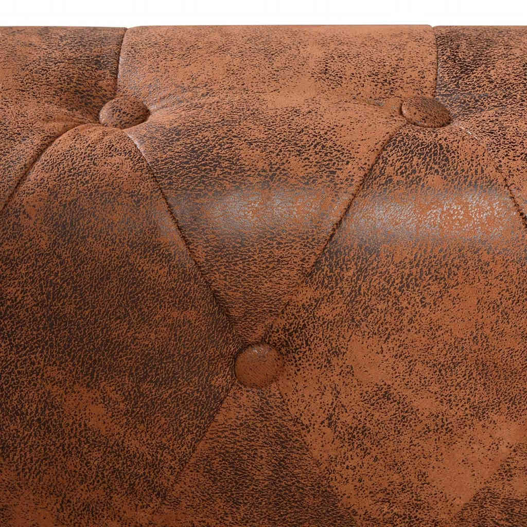 Accoudoir courbé du canapé Chesterfield en détail